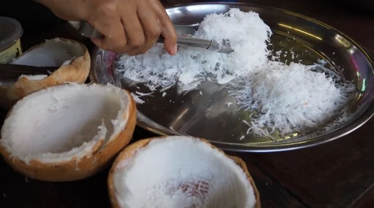 タイの伝統菓子_カノムトム作り